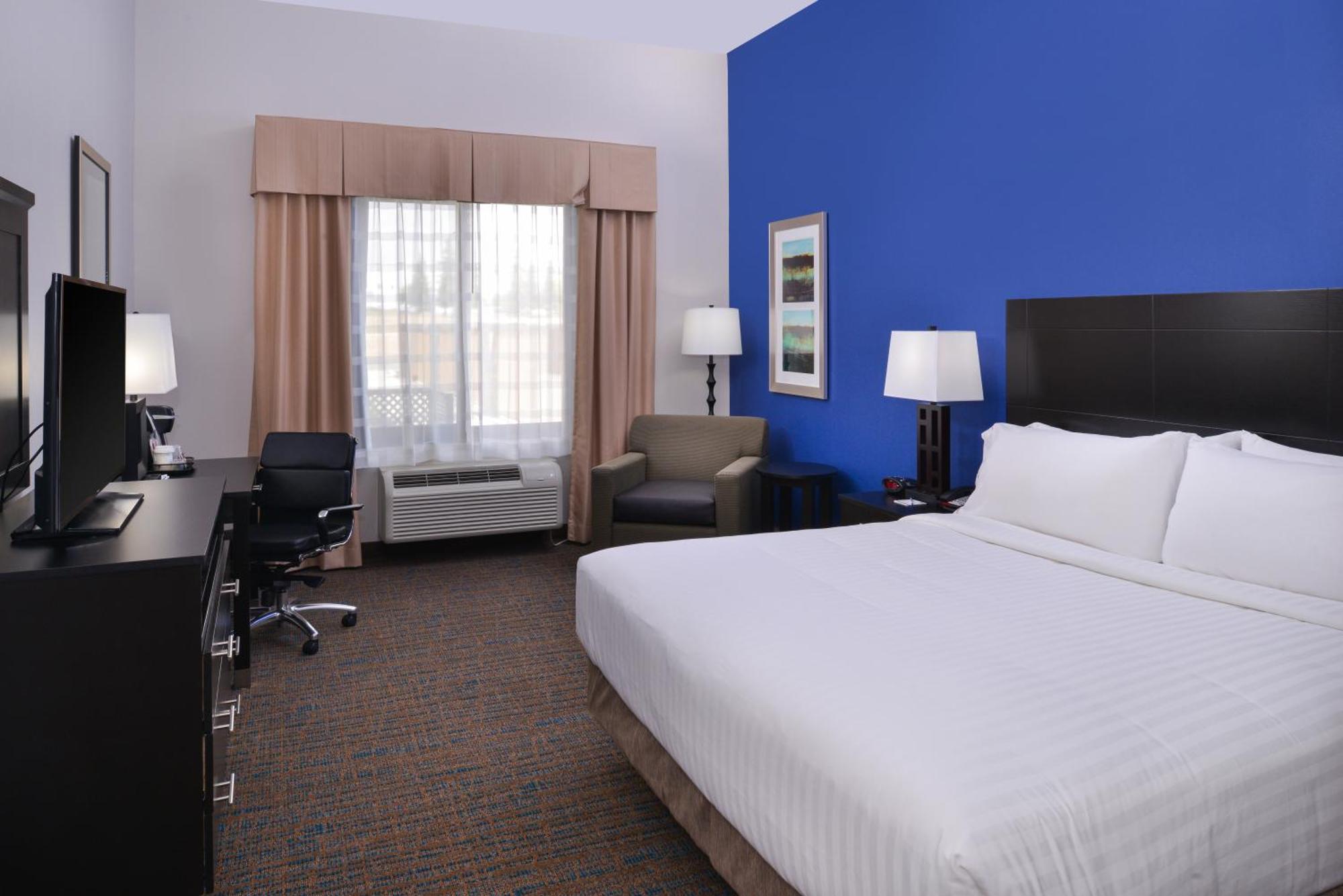 Standard Zimmer mit Kingsize-Bett und barrierefreier Badewanne